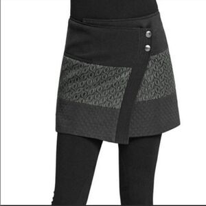 EXCELLENT CONDITION CUTE CABI #926 BLACK WRAPAROUND TEXTURED SWATHE SKIRT SMALL